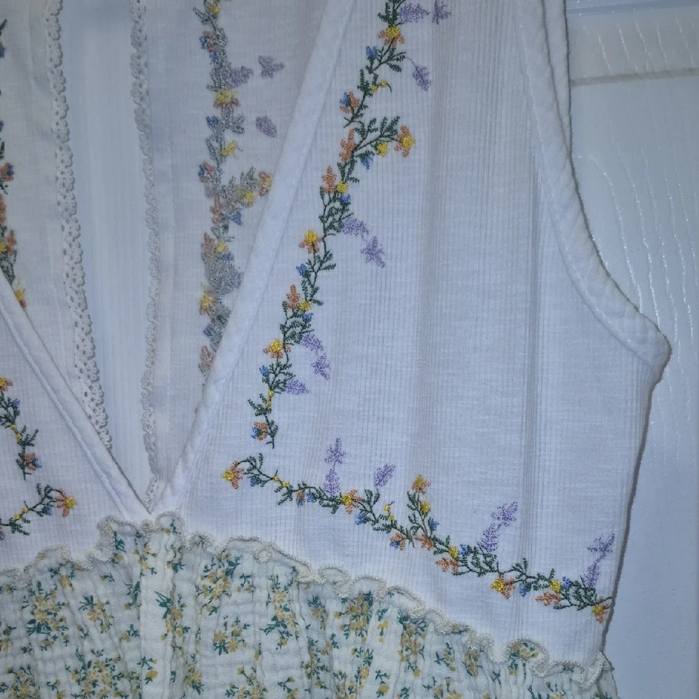 POL White Floral Embroidered Blouse - Picture 8 of 15